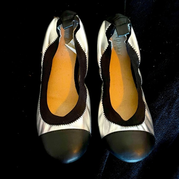 Silver metallic/Black Girls/youth Sz6 “Old Navy” elastic back ballet flats - Picture 1 of 5